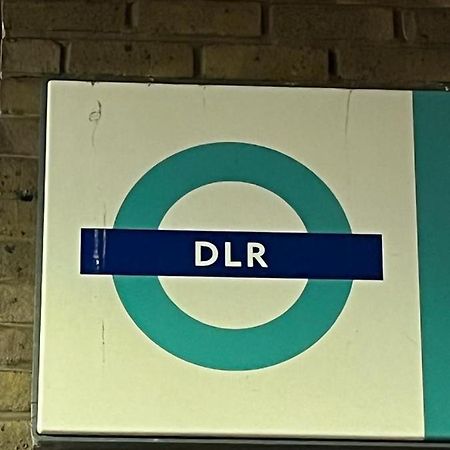 Luxurious Dlr Apartment Londra Esterno foto