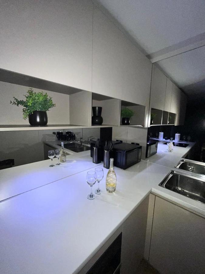 Luxurious Dlr Apartment Londra Esterno foto