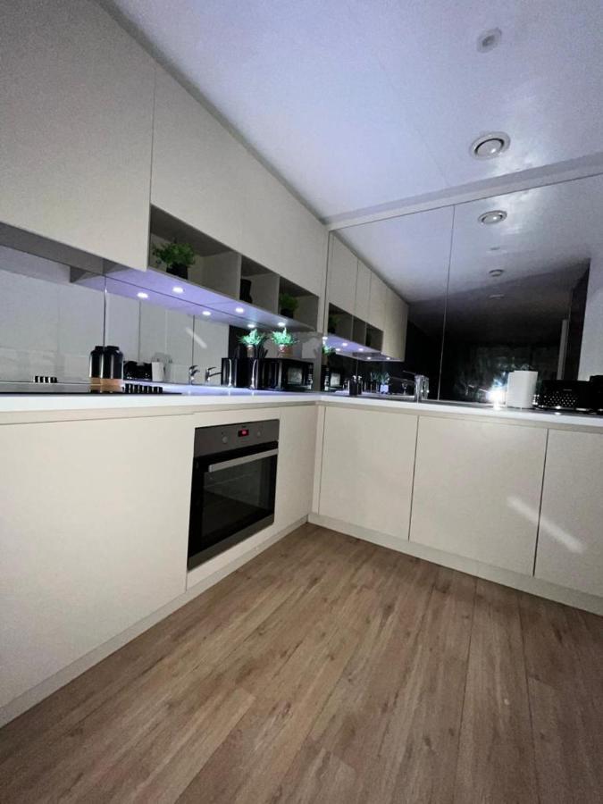 Luxurious Dlr Apartment Londra Esterno foto