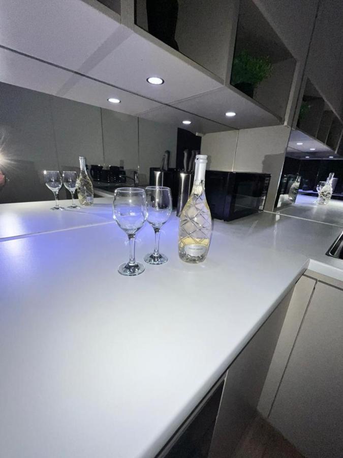 Luxurious Dlr Apartment Londra Esterno foto