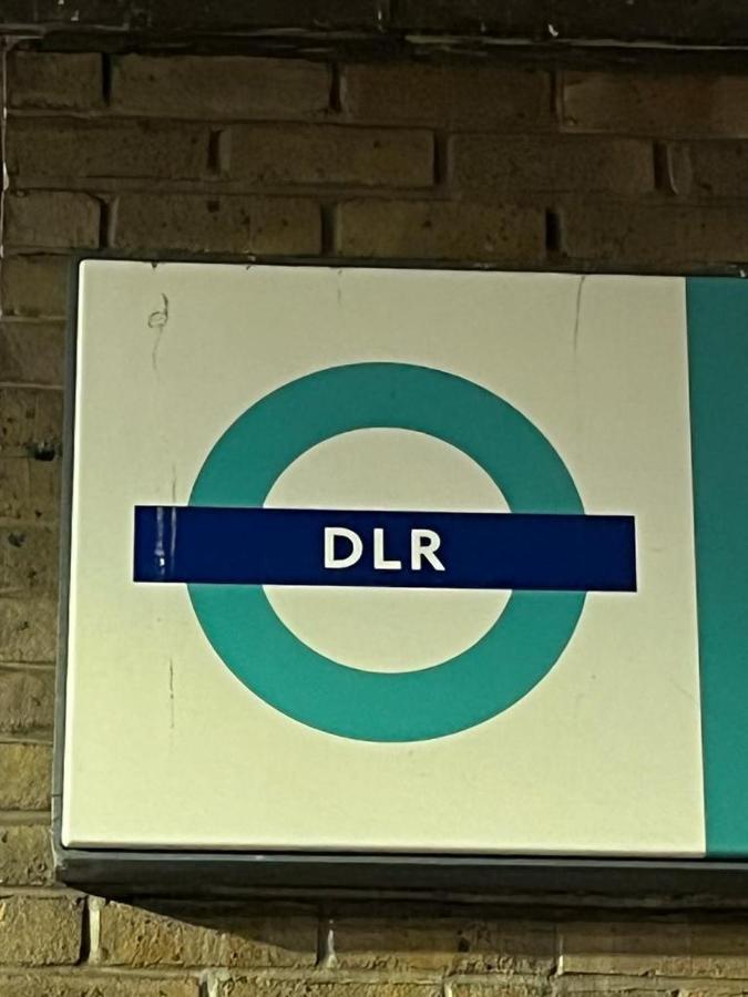 Luxurious Dlr Apartment Londra Esterno foto